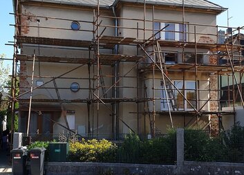 Práce na fasádě Azylového domu byly zahájeny