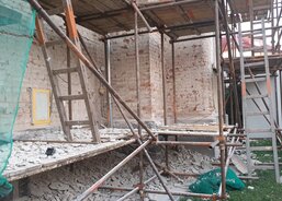 Stará fasáda odstraněna