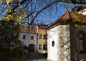 Socha Panny Marie v zahradě Domova pokojného stáří Naší Paní