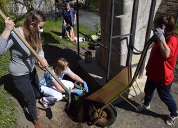 Sázení růží okolo sochy Panny Marie na zahradě DPS