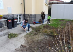 Úklid zahrady Azylového domu