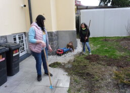 Úklid zahrady Azylového domu