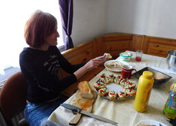 Příprava chlebíčků na Den matek