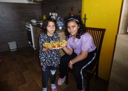 Příprava chlebíčků na Den matek