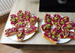 Příprava chlebíčků na Den matek