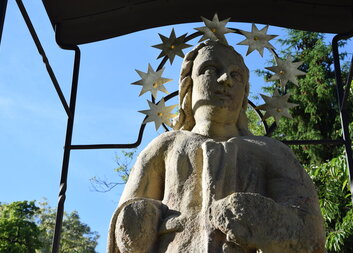 Socha Panny Marie v zahradě Domova pokojného stáří