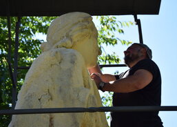 Patinování a údržba sochy Panny Marie