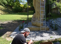 Patinování a údržba sochy Panny Marie