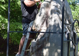 Patinování a údržba sochy Panny Marie