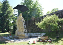 Patinování a údržba sochy Panny Marie