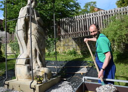 Úprava povrchu kolem sochy-pokládka kamínků